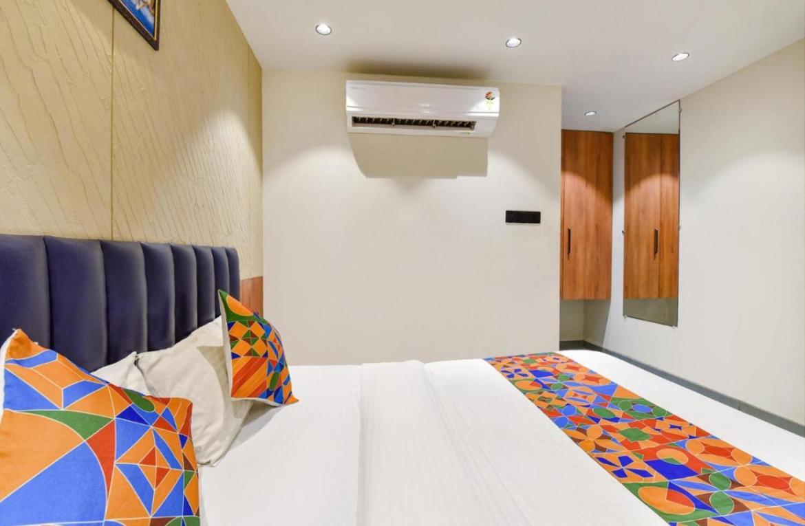 Hotel Solitaire Tower - Top Rated Area- In House Parking Vrindāvan Dış mekan fotoğraf
