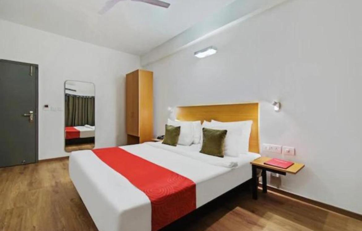 Hotel Solitaire Tower - Top Rated Area- In House Parking Vrindāvan Dış mekan fotoğraf