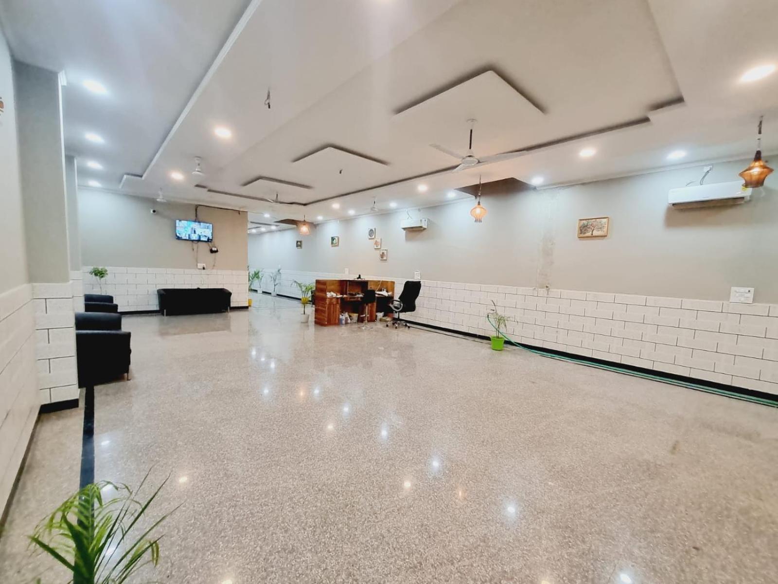 Hotel Solitaire Tower - Top Rated Area- In House Parking Vrindāvan Dış mekan fotoğraf
